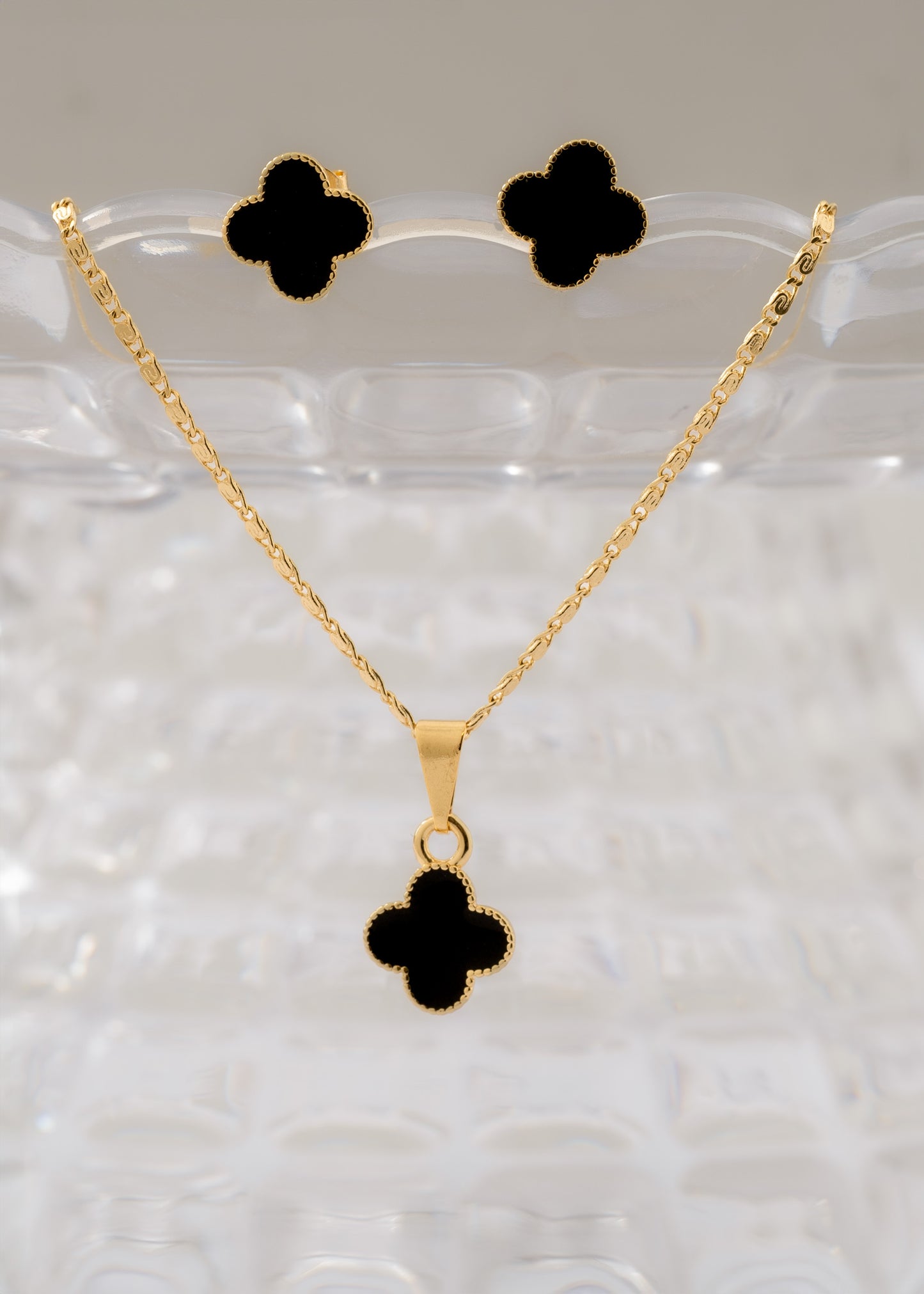 Conjunto Clover Negro 1cm Oro laminado