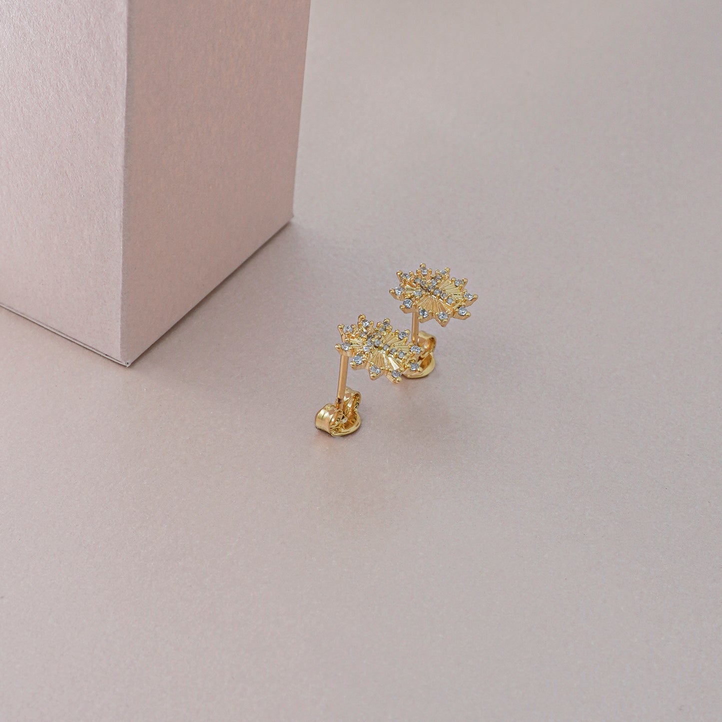 Arete Cruz Sagrada Circonias Oro laminado