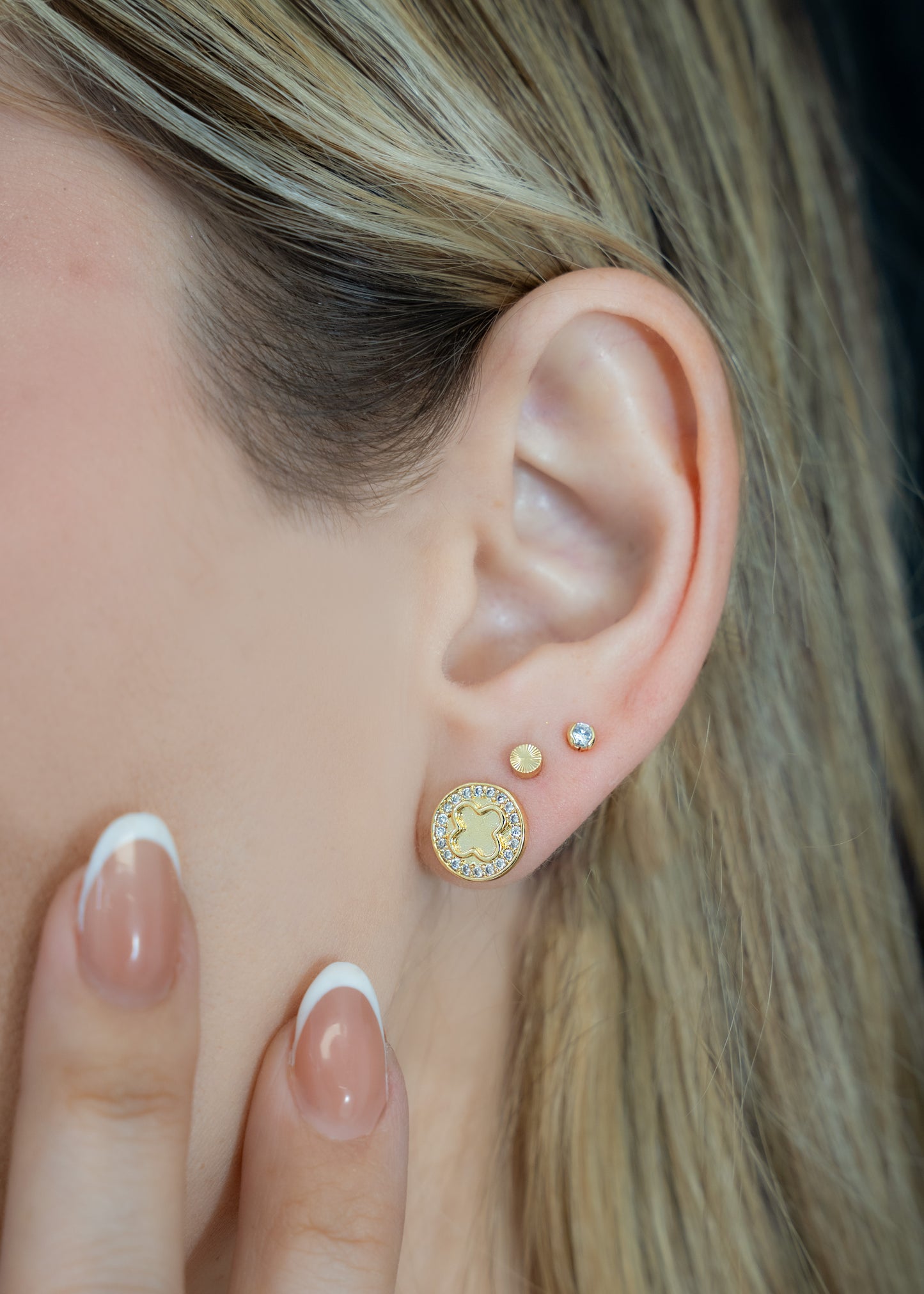 Arete Clover Redondo Circonias 1cm Oro laminado