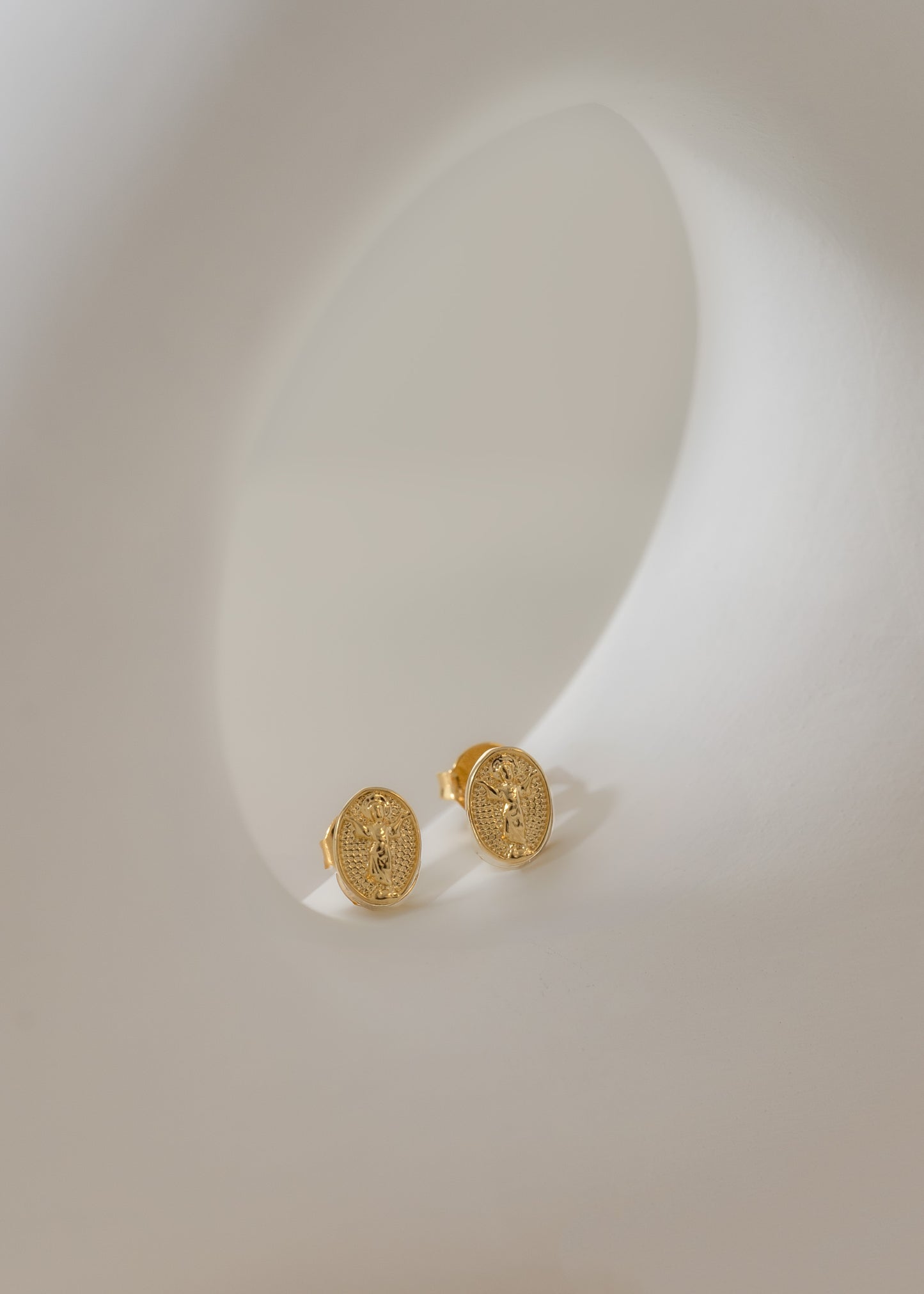 Arete Divino Niño Oro laminado