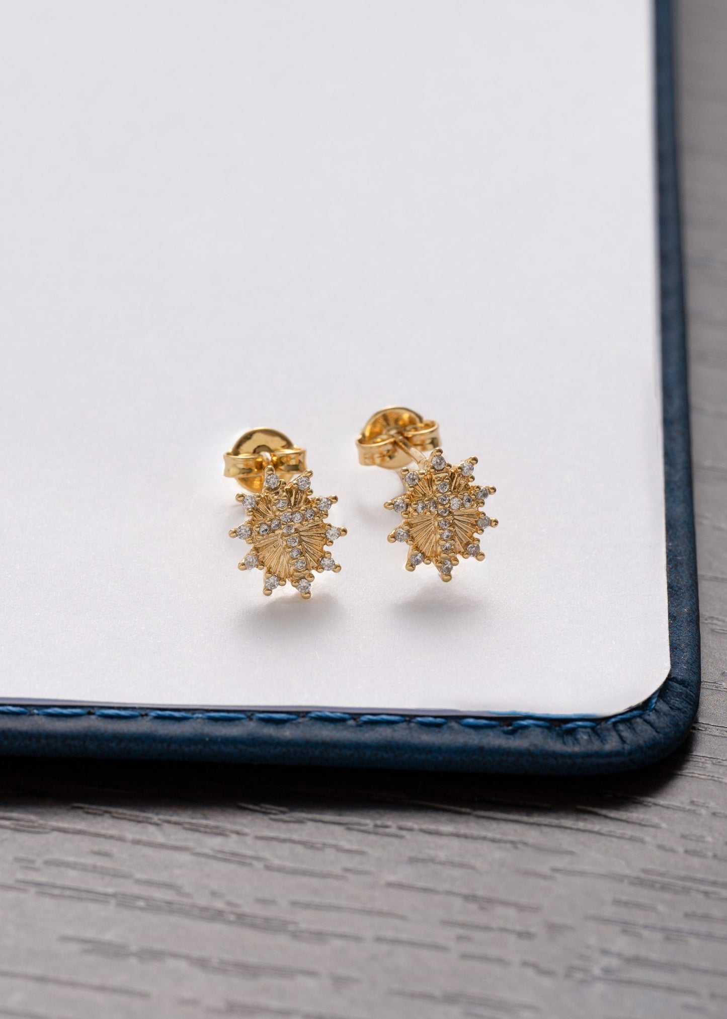 Arete Cruz Sagrada Circonias Oro laminado